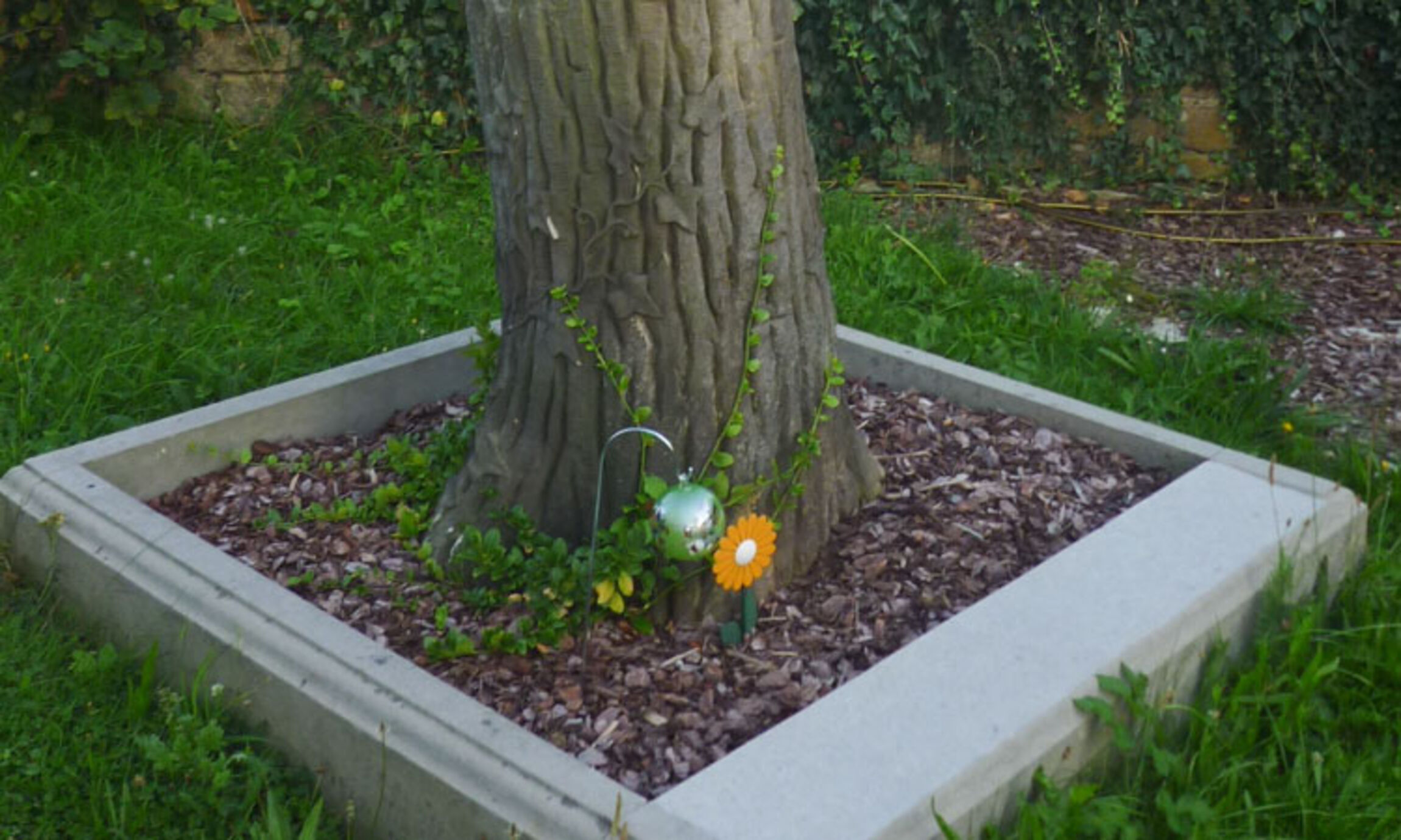 teaser_jklie_gedenkstein_friedhof_holle_2020