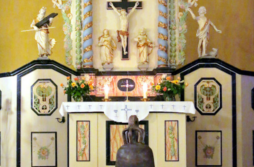 web_2016-03-02_nikolaikirche_glocke_vor_altar